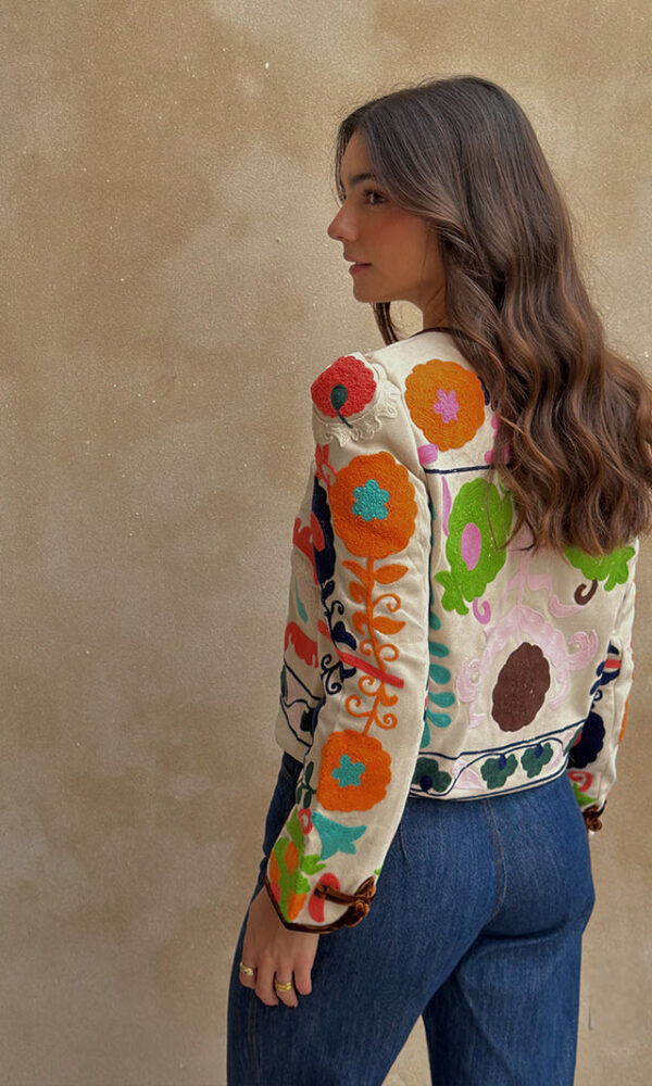 Chaqueta-Bordada-Flores-Corta-Mariquita-Trasquila